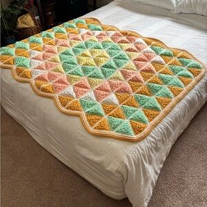 Hand crochet triangle shaped pattern, throw blanket